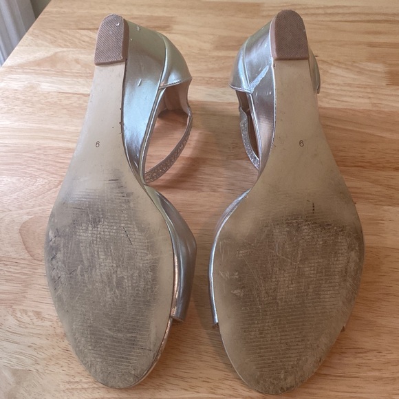 Badgley Mischka Ankle Strappy Wedge Silver Metallic Rhinestone Sandals - Picture 12 of 14